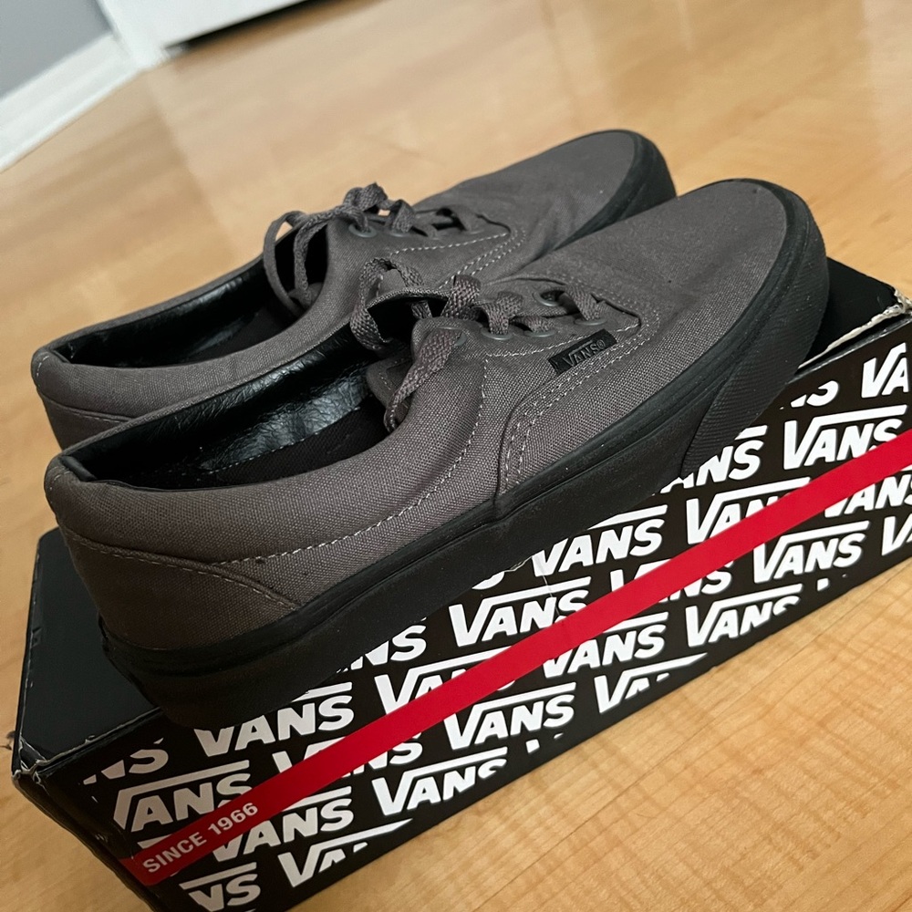 Vans Era Gargoyle/Black Sole Dark Gray
skateboard shoes
Men’s 5.5